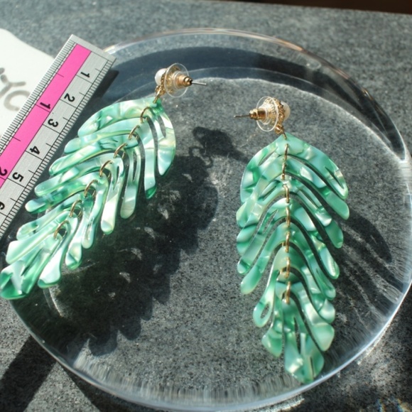 RESTOCKED 🌿 Leaf leaves Green Acrylic earrings - Picture 5 of 8